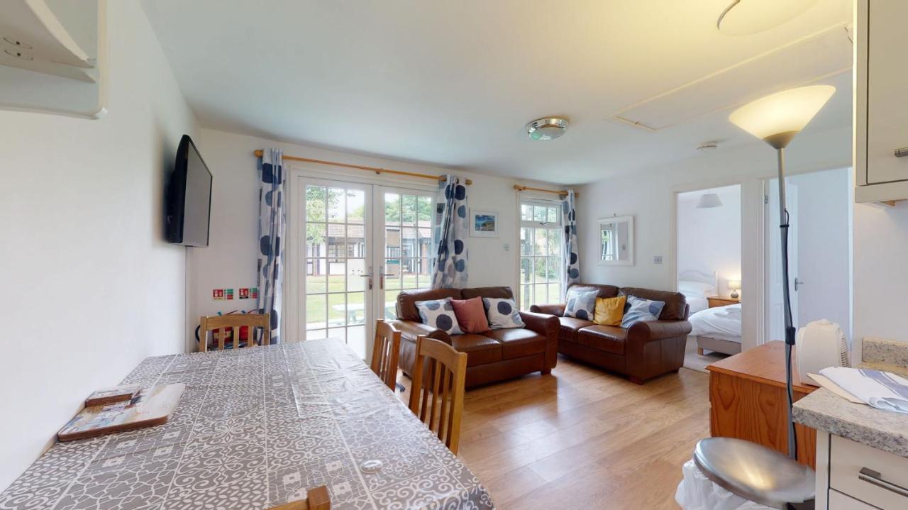 28 Tudor Court, Tolroy Manor Хейл Екстериор снимка