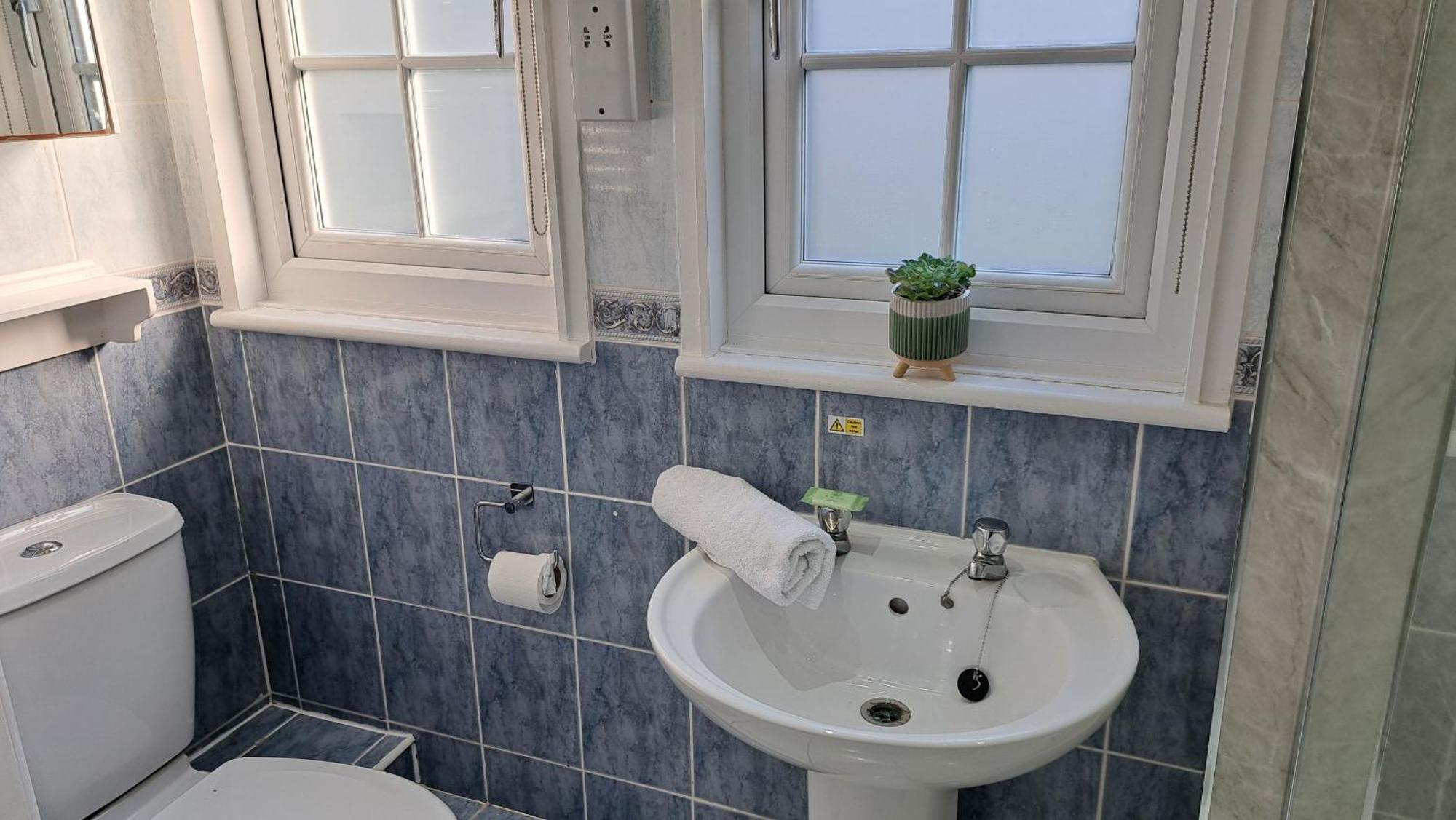 28 Tudor Court, Tolroy Manor Хейл Екстериор снимка